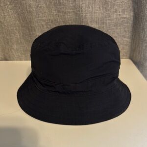 Lululemon Black Bucket Hat size: Small